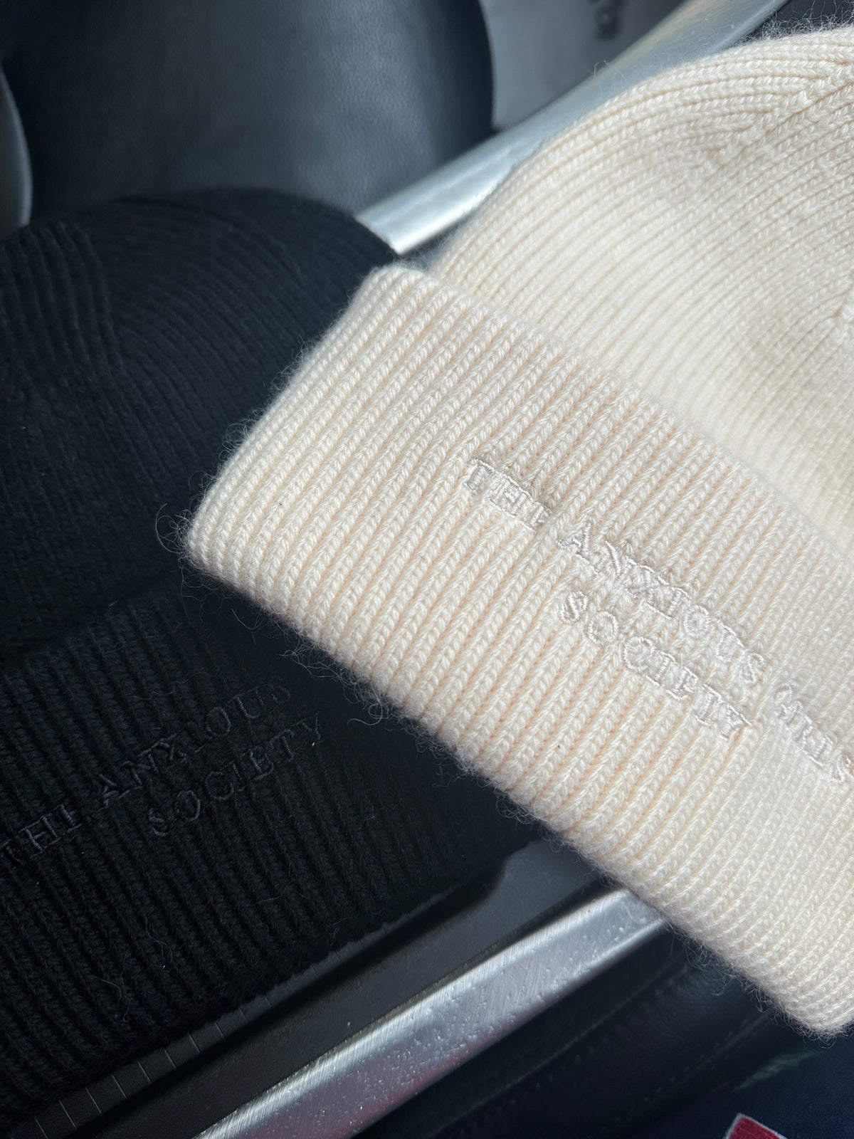 The Anxious Girls Society Cashmere Hat In Black